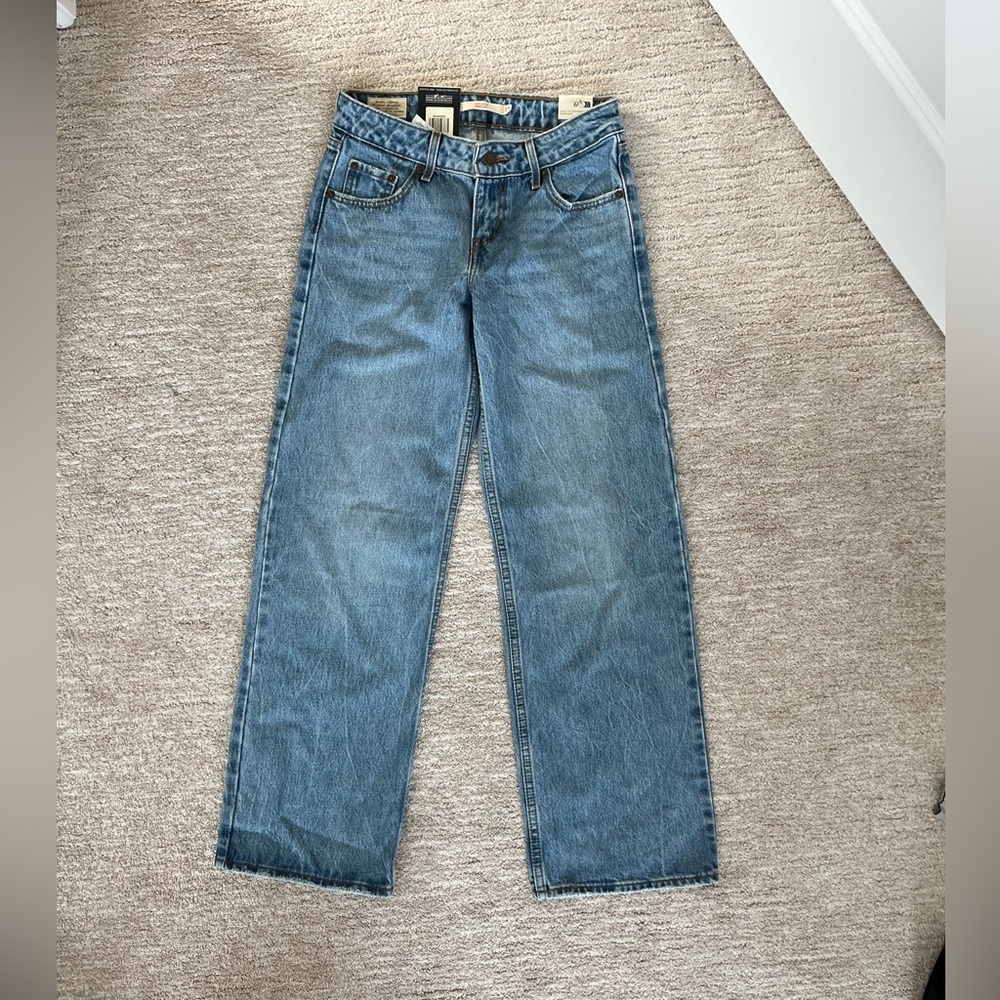 BNWT Levi's Low Loose jeans in good grades medium wash